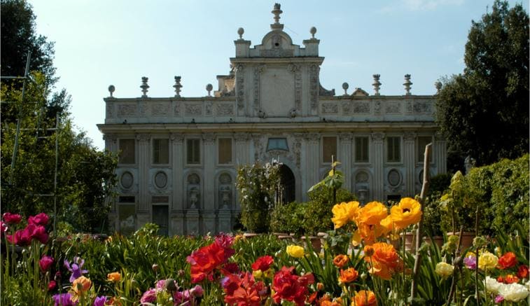 Passioni, arte e fiori antichi: passeggiando nella grande bellezza dei giardini segreti di Roma